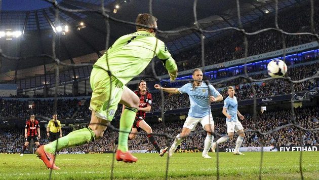 Martin Demichelis z Manchesteru City (v modrém) překonává gólmana WBA Bena Fostera. Martin Demichelis z Manchesteru City (v modrém) překonává gólmana WBA Bena Fostera.