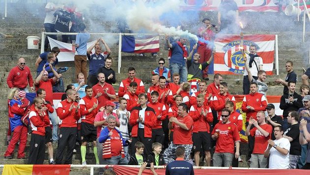 Za brigádníky se přišli podívat před odjezdem do Plzně fotbalisté Zbrojovky (na snímku). Za brigádníky se přišli podívat před odjezdem do Plzně fotbalisté Zbrojovky (na snímku).