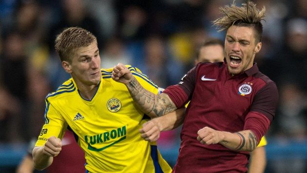 Jakub Jugas (vlevo) ze Zlína a Václav Kadlec ze Sparty při nedávném prvoligovém utkání. Jakub Jugas (vlevo) ze Zlína a Václav Kadlec ze Sparty při nedávném prvoligovém utkání.