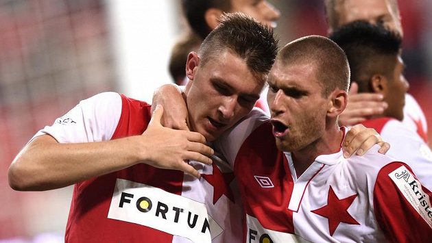 Slávista Martin Juhar (vpravo) gratuluje Jaromíru Zmrhalovi k jeho gólu proti Liberci. Slávista Martin Juhar (vpravo) gratuluje Jaromíru Zmrhalovi k jeho gólu proti Liberci.