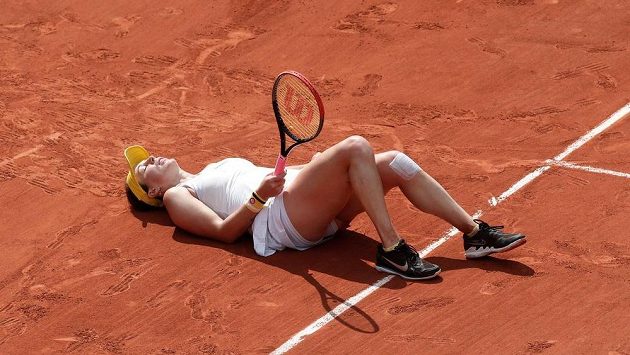 Ruska Anastasia Pavljučenkovová i vleže vybojovala jeden z klíčových bodů čtvrtfinále French Open. Ruska Anastasia Pavljučenkovová i vleže vybojovala jeden z klíčových bodů čtvrtfinále French Open.