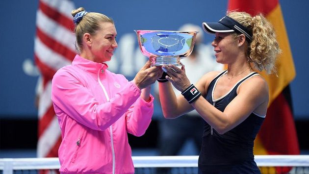 Věra Zvonarevová (vlevo) a Laura Siegemundová s trofejí pro vítězky deblu na US Open. Věra Zvonarevová (vlevo) a Laura Siegemundová s trofejí pro vítězky deblu na US Open.