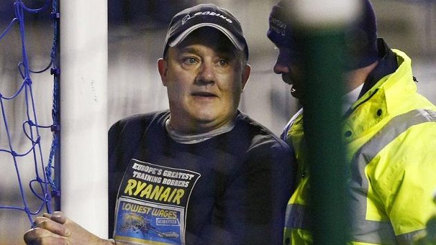Fanoušek připoutaný k fotbalové brance během zápasu anglické ligy Fanoušek připoutaný k fotbalové brance během zápasu anglické ligy