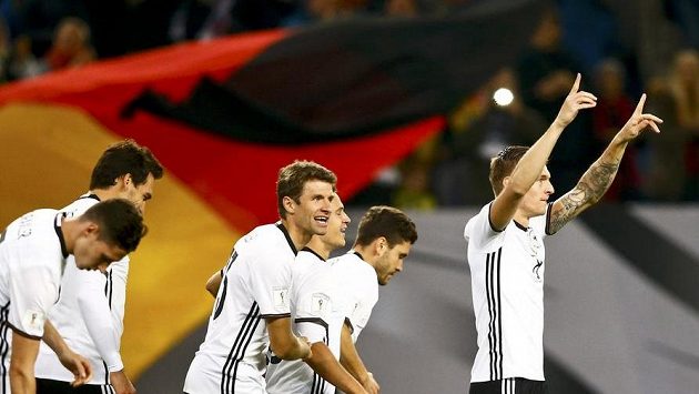 Němec Toni Kroos (vpravo) se se spoluhráči raduje po gólu proti českému týmu. Němec Toni Kroos (vpravo) se se spoluhráči raduje po gólu proti českému týmu.