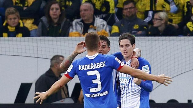 Střelec Sebastian Rudy (vpravo), Eduardo Vargas a Pavel Kadeřábek (zády) z Hoffenheimu slaví v zápase proti Dortmundu. Střelec Sebastian Rudy (vpravo), Eduardo Vargas a Pavel Kadeřábek (zády) z Hoffenheimu slaví v zápase proti Dortmundu.
