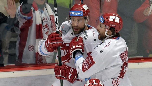 Tomáš Marcinko z Třince (vlevo) se raduje se spoluhráčem Ethanem Werekem z prvního gólu v síti hokejové Plzně. Tomáš Marcinko z Třince (vlevo) se raduje se spoluhráčem Ethanem Werekem z prvního gólu v síti hokejové Plzně.