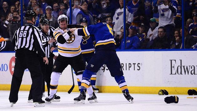 Útočník Boston Bruins David Backes (42) se pere s obráncem St. Louis Blues Joelem Edmundsonem (6). Útočník Boston Bruins David Backes (42) se pere s obráncem St. Louis Blues Joelem Edmundsonem (6).