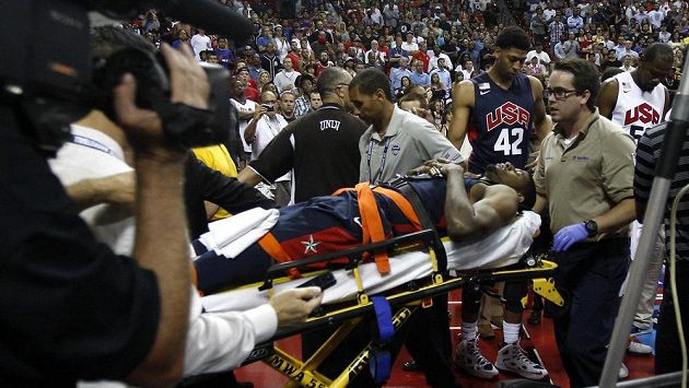 Paul George míří z exhibičního duelu výběru USA rovnou do nemocnice. Paul George míří z exhibičního duelu výběru USA rovnou do nemocnice.