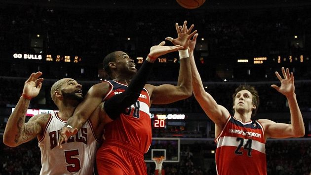 Jason Collins (uprostřed) a jeho spoluhráč s Washingtonu Jan Veselý (24). Jason Collins (uprostřed) a jeho spoluhráč s Washingtonu Jan Veselý (24).