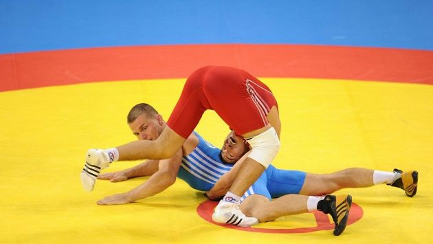 Český zápasník Marek Švec (v modrém) v souboji s Kazachem Assetem Mambetovem na olympijských hrách v Pekingu. Český zápasník Marek Švec (v modrém) v souboji s Kazachem Assetem Mambetovem na olympijských hrách v Pekingu.