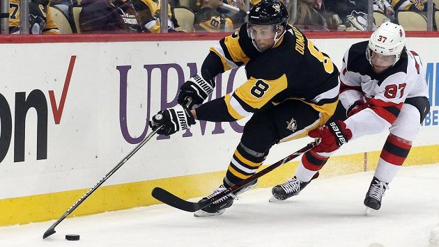 Obránce Pittsburgh Penguins Brian Dumoulin (8) se snaží uhájit puk před dotírajícím Pavlem Zachou z New Jersey Devils v utkání NHL. Obránce Pittsburgh Penguins Brian Dumoulin (8) se snaží uhájit puk před dotírajícím Pavlem Zachou z New Jersey Devils v utkání NHL.