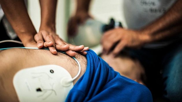 Pouze včasný zákrok lékaře a defibrilátor zachránili účastnici maratonu život. (ilustrační foto) Pouze včasný zákrok lékaře a defibrilátor zachránili účastnici maratonu život. (ilustrační foto)
