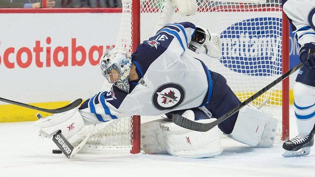 Ondřej Pavelec zasahuje v utkání NHL proti Ottawě. Ondřej Pavelec zasahuje v utkání NHL proti Ottawě.