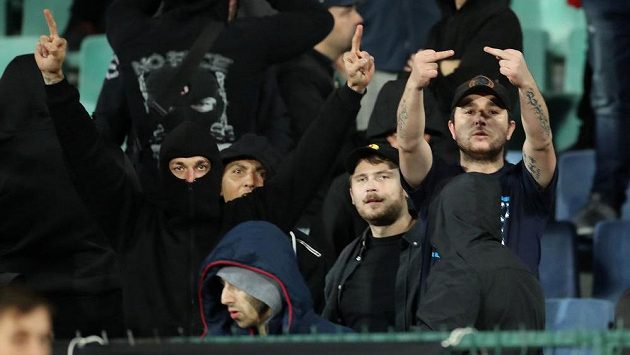 Bulharští fanoušci se prezentovali během kvalifikační bitvy s Anglií i rasistickými pokřiky na adresu fotbalistů Anglie. Bulharští fanoušci se prezentovali během kvalifikační bitvy s Anglií i rasistickými pokřiky na adresu fotbalistů Anglie.
