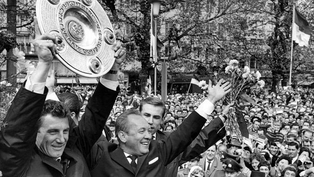 Hans Schäfer na archivním snímku jako kapitán Kolína nad Rýnem s trofejí pro mistra ligy. Hans Schäfer na archivním snímku jako kapitán Kolína nad Rýnem s trofejí pro mistra ligy.