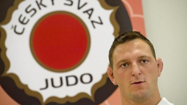 Judista Lukáš Krpálek nebude startovat na MS v Budapešti kvůli přetrženým vazům v kotníku. Olympijský vítěz z Ria de Janeiro sice zkoušel, zda by i tak nemohl zápasit, ale teď se rozhodl, že nebude riskovat zhoršení zranění a soustředí se na přípravu na olympijskou kvalifikaci. Judista Lukáš Krpálek nebude startovat na MS v Budapešti kvůli přetrženým vazům v kotníku. Olympijský vítěz z Ria de Janeiro sice zkoušel, zda by i tak nemohl zápasit, ale teď se rozhodl, že nebude riskovat zhoršení zranění a soustředí se na přípravu na olympijskou kvalifikaci.