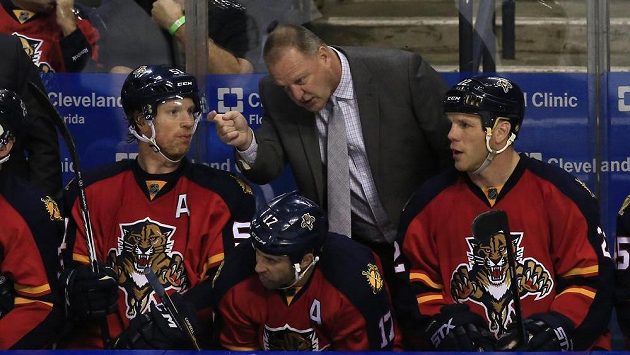 Kouč Floridy Gerard Gallant promlouvá ke svým svěřencům. Kouč Floridy Gerard Gallant promlouvá ke svým svěřencům.