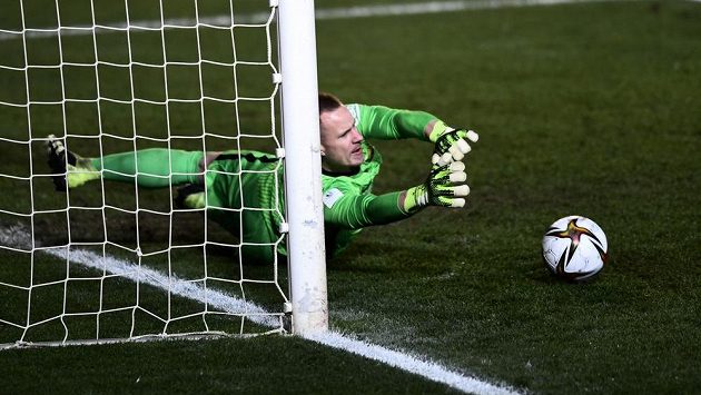 Brankář Barcelony Marc-Andre ter Stegen chytá penaltu v rozstřelu během semifnále španělského Superpoháru. Brankář Barcelony Marc-Andre ter Stegen chytá penaltu v rozstřelu během semifnále španělského Superpoháru.