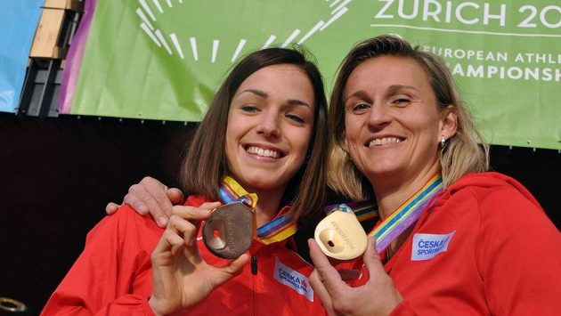 České medailistky z atletického mistrovství Evropy v Curychu. Vpravo zlatá oštěpařka Barbora Špotáková, vlevo bronzová chodkyně Anežka Drahotová. České medailistky z atletického mistrovství Evropy v Curychu. Vpravo zlatá oštěpařka Barbora Špotáková, vlevo bronzová chodkyně Anežka Drahotová.