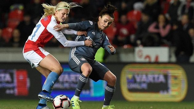 Záložnice Slavie Kateřina Svitková v souboji s Linou Magullovou z Bayernu Mnichov během čtvrtfinále loňského ročníku Ligy mistryň. Záložnice Slavie Kateřina Svitková v souboji s Linou Magullovou z Bayernu Mnichov během čtvrtfinále loňského ročníku Ligy mistryň.