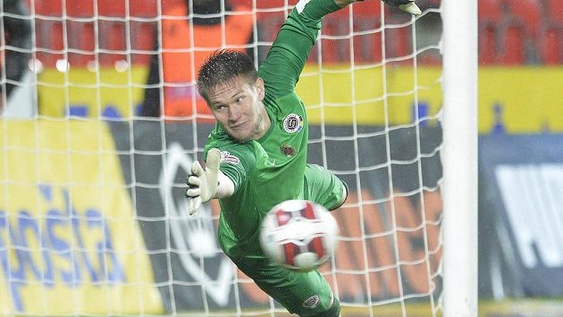 Brankář Tomáš Vaclík ze Sparty inkasuje při penaltovém rozstřelu. Brankář Tomáš Vaclík ze Sparty inkasuje při penaltovém rozstřelu.