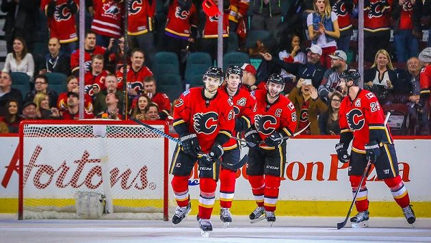 Michael Frolík (67) z Calgary se raduje se spoluhráči po gólu do prázdné brány St. Louis. Michael Frolík (67) z Calgary se raduje se spoluhráči po gólu do prázdné brány St. Louis.