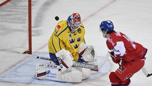 Český obránce Petr Zámorský překonává Larse Johanssona v brance švédského týmu. Ten nechybí v nominaci Švédska pro EHT v Moskvě. Český obránce Petr Zámorský překonává Larse Johanssona v brance švédského týmu. Ten nechybí v nominaci Švédska pro EHT v Moskvě.
