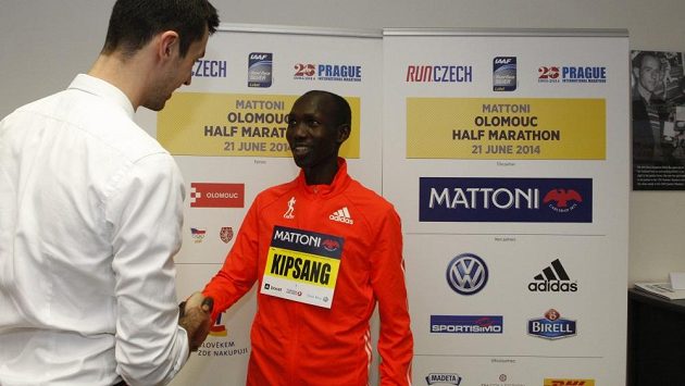 Keňan Wilson Kipsang (vpravo) kdysi startoval také v Olomouci. Keňan Wilson Kipsang (vpravo) kdysi startoval také v Olomouci.