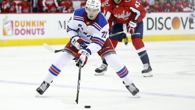 Filip Chytil (72) z New York Rangers kontroluje puk v zápasu s Washingtonem. Filip Chytil (72) z New York Rangers kontroluje puk v zápasu s Washingtonem.