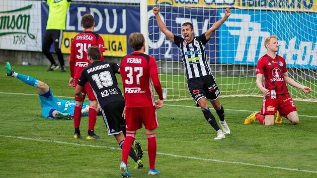 Zleva brankář Olomouce Aleš Mandous, jeho spoluhráč Lukáš Greššák, Patrik Brandner z Českých Budějovic, Milan Kerbr z Olomouce, Ivan Schranz z Českých Budějovic a Václav Jemelka z Olomouce. Zleva brankář Olomouce Aleš Mandous, jeho spoluhráč Lukáš Greššák, Patrik Brandner z Českých Budějovic, Milan Kerbr z Olomouce, Ivan Schranz z Českých Budějovic a Václav Jemelka z Olomouce.