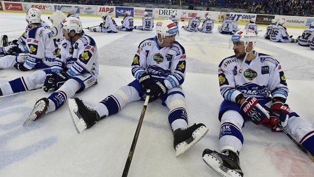 Hokejisté Komety děkují fanouškům po utkání s Třincem. Vpravo obránce Jozef Kováčik, druhý zprava obránce Tomáš Kaberle. Hokejisté Komety děkují fanouškům po utkání s Třincem. Vpravo obránce Jozef Kováčik, druhý zprava obránce Tomáš Kaberle.