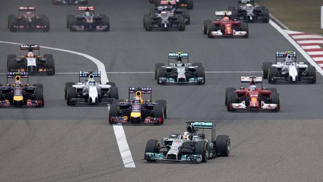 Lewis Hamilton vjíždí na prvním místě do úvodní zatáčky VC Číny. Lewis Hamilton vjíždí na prvním místě do úvodní zatáčky VC Číny.