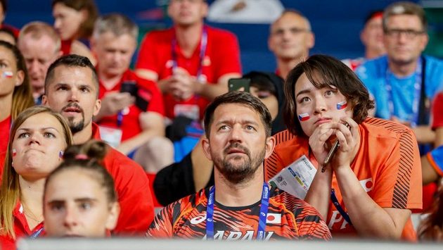 Japonská oštěpařka Haruka Kitagučiová sleduje finále soutěže oštěpařek, uprostřed její trenér David Sekerák. Japonská oštěpařka Haruka Kitagučiová sleduje finále soutěže oštěpařek, uprostřed její trenér David Sekerák.