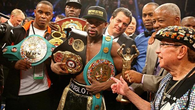 Floyd Mayweather Jr. pózuje se získanou trofejí. Floyd Mayweather Jr. pózuje se získanou trofejí.