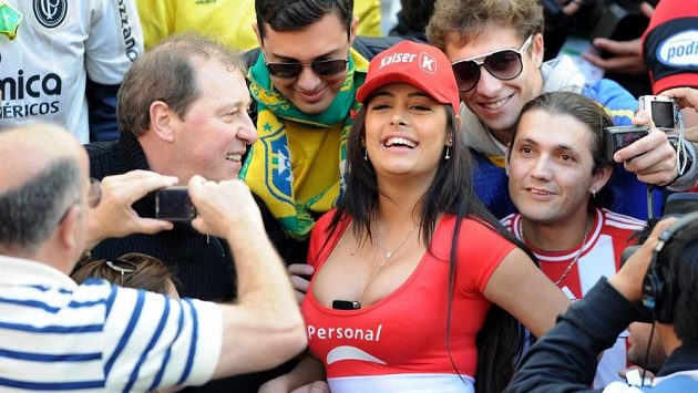 Paraguayská fanynka Larissa Riquelme na sebe na fotbalových stadiónech z pochopitelných důvodů často strhává pozornost. Paraguayská fanynka Larissa Riquelme na sebe na fotbalových stadiónech z pochopitelných důvodů často strhává pozornost.