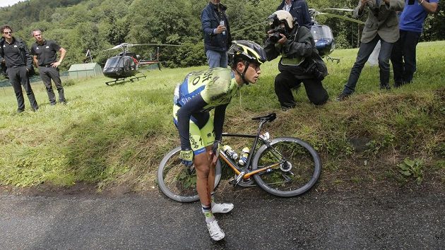 Španěl Alberto Contador se drží za koleno po pádu v 10. etapě Tour de France, po němž ze závodu odstoupil. Španěl Alberto Contador se drží za koleno po pádu v 10. etapě Tour de France, po němž ze závodu odstoupil.