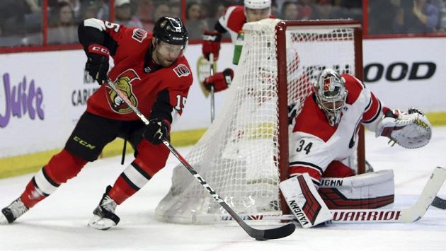 Český gólman Caroliny Petr Mrázek (34) v akci během utkání NHL na ledě Ottawy. Český gólman Caroliny Petr Mrázek (34) v akci během utkání NHL na ledě Ottawy.
