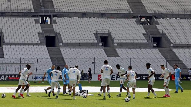 Trénink fotbalistů Marseille na stadiónu Velodrome. Trénink fotbalistů Marseille na stadiónu Velodrome.