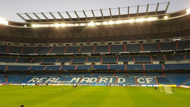 Pohled na stadion Santiago Bernabéu v Madridu. Pohled na stadion Santiago Bernabéu v Madridu.