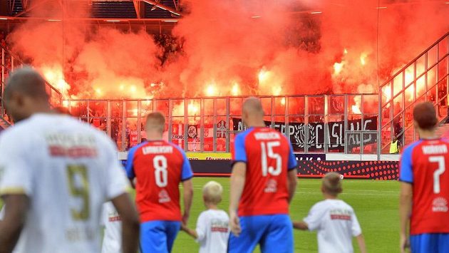 Fanoušci Antverp vytvořili v Plzni od začátku zápasu bouřlivou atmosféru. Na jeho konci pak také mohli slavit postup. Fanoušci Antverp vytvořili v Plzni od začátku zápasu bouřlivou atmosféru. Na jeho konci pak také mohli slavit postup.