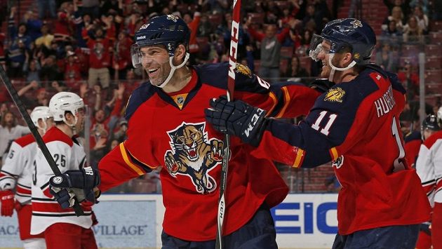 Jaromír Jágr se raduje z gólu do sítě Caroliny. Vpravo mu gratuluje spoluhráč z Floridy Jonathan Huberdeau. Jaromír Jágr se raduje z gólu do sítě Caroliny. Vpravo mu gratuluje spoluhráč z Floridy Jonathan Huberdeau.