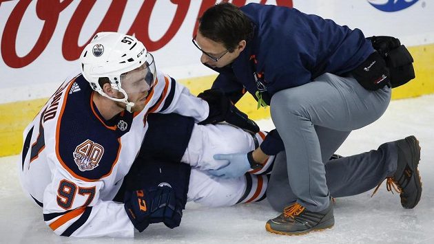 Edmontonský kapitán Connor McDavid po pádu v duelu s Calgary. Edmontonský kapitán Connor McDavid po pádu v duelu s Calgary.