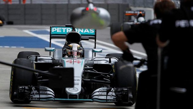 Lewis Hamilton při tréninku na Velkou cenu Ruska v Soči. Lewis Hamilton při tréninku na Velkou cenu Ruska v Soči.