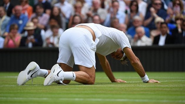 Král na kolenou. Takhle si Roger Federer pochroumal koleno v semifinále Wimbledonu. V jaké formě se vrátí v nové sezóně? Král na kolenou. Takhle si Roger Federer pochroumal koleno v semifinále Wimbledonu. V jaké formě se vrátí v nové sezóně?