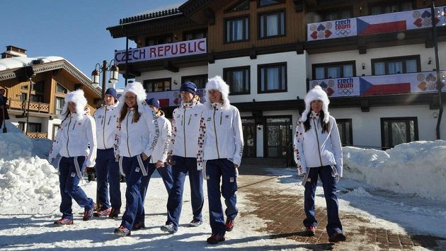 Vedro začíná být neúnosné, na beranice a čepice už to není. Před startem her u českého domu v olympijské vesnici Sloboda zleva zachycení Petra Nováková, Martin Jakš, Karolína Grohová, Jiří Magál (schovaný), Aleš Razým, Klára Moravcová a Eva Vrabcová-Nývltová. Vedro začíná být neúnosné, na beranice a čepice už to není. Před startem her u českého domu v olympijské vesnici Sloboda zleva zachycení Petra Nováková, Martin Jakš, Karolína Grohová, Jiří Magál (schovaný), Aleš Razým, Klára Moravcová a Eva Vrabcová-Nývltová.
