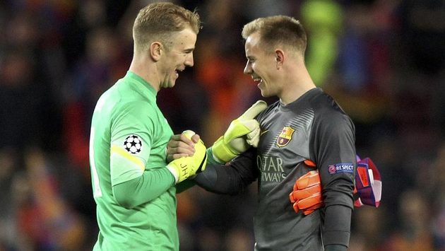 Brankář Barcelony Marc-André ter Stegen (vpravo) i strážce svatyně Manchesteru City Joe Hart patřili k hrdinům zápasu. Brankář Barcelony Marc-André ter Stegen (vpravo) i strážce svatyně Manchesteru City Joe Hart patřili k hrdinům zápasu.
