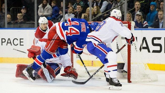 Obránce New York Rangers Neal Pionk překonává gólmana Montrealu Careyho Price. Obránce New York Rangers Neal Pionk překonává gólmana Montrealu Careyho Price.