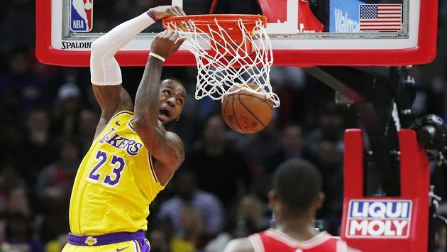 LeBron James z Los Angeles Lakers smečuje do koše v utkání NBA proti Chicagu. LeBron James z Los Angeles Lakers smečuje do koše v utkání NBA proti Chicagu.