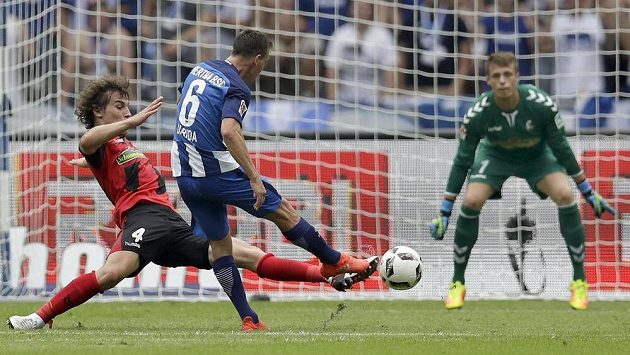 Záložník Herty Berlín Vladimír Darida střílí gól v zápase proti Freiburgu. Duel se Schalke ale nedohrál. Záložník Herty Berlín Vladimír Darida střílí gól v zápase proti Freiburgu. Duel se Schalke ale nedohrál.