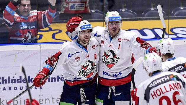 Pardubická radost v utkání hokejové baráže o extraligu. Patrik Poulíček a Petr Sýkora oslavují gól v síti Motoru České Budějovice. Pardubická radost v utkání hokejové baráže o extraligu. Patrik Poulíček a Petr Sýkora oslavují gól v síti Motoru České Budějovice.